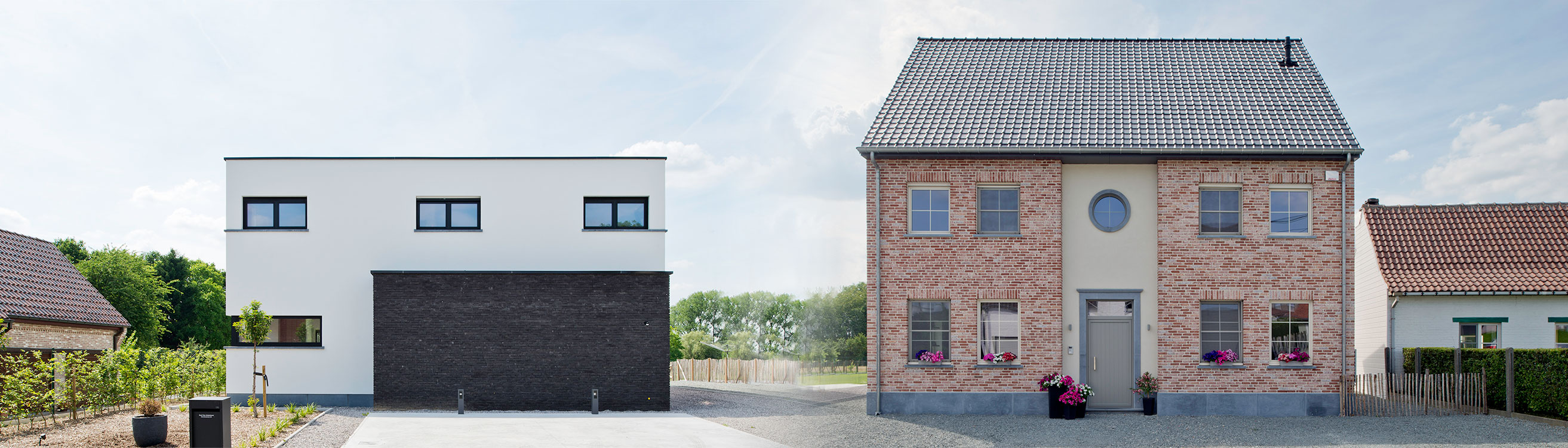 moderne witte nieuwbouw met zwarte accenten naast een landelijke nieuwbouw met licht oranje bakstenen en zwart dak