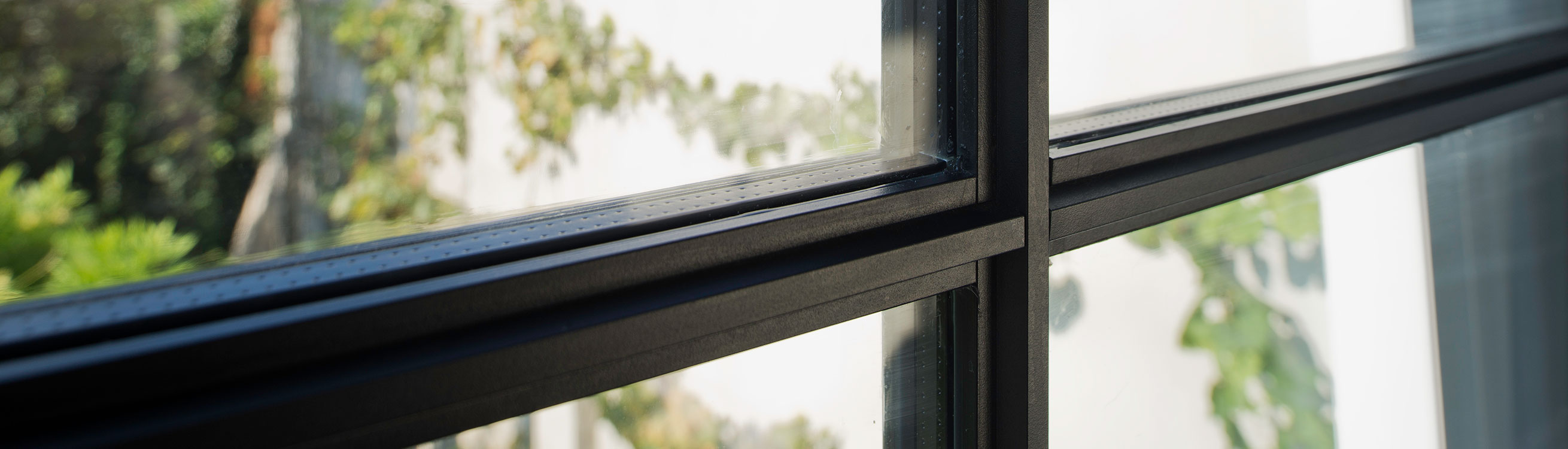 fenêtres en aluminium noir avec profilés en aluminium faciles à entretenir