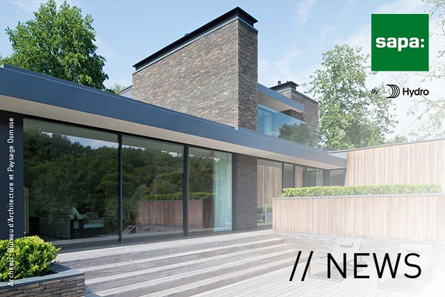 grote moderne villa met grote zwarte aluminium ramen met grote glaspartijen