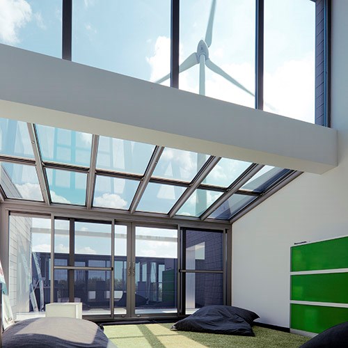 Espace moderne ouvert avec de grandes fenêtres, des sections en verre et des puits de lumière en profilés d'aluminium noirs