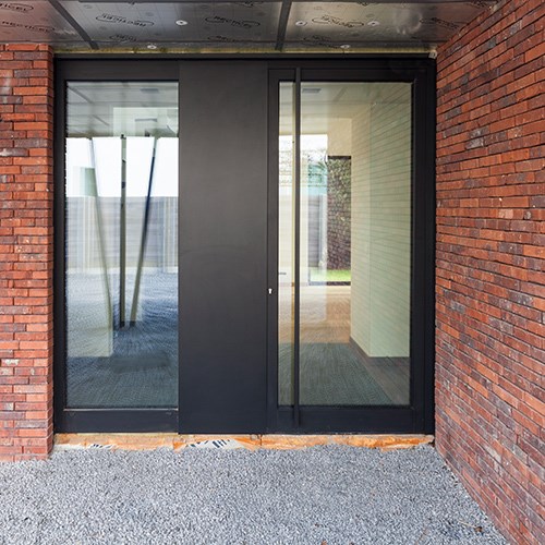 grote moderne deuren met raam en brede zwarte aluminium profielen