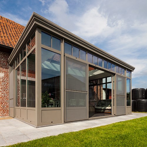 aluminium veranda met grote ramen en lichtbruine aluminium profielen