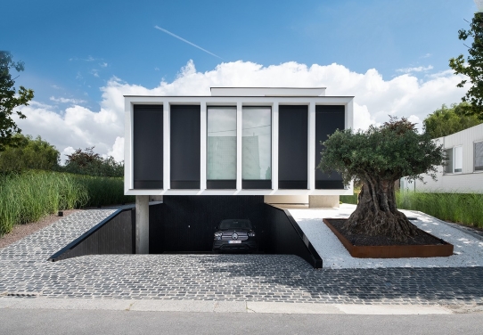 grote moderne luxe villa met grote zwarte aluminium ramen met grote glaspartijen