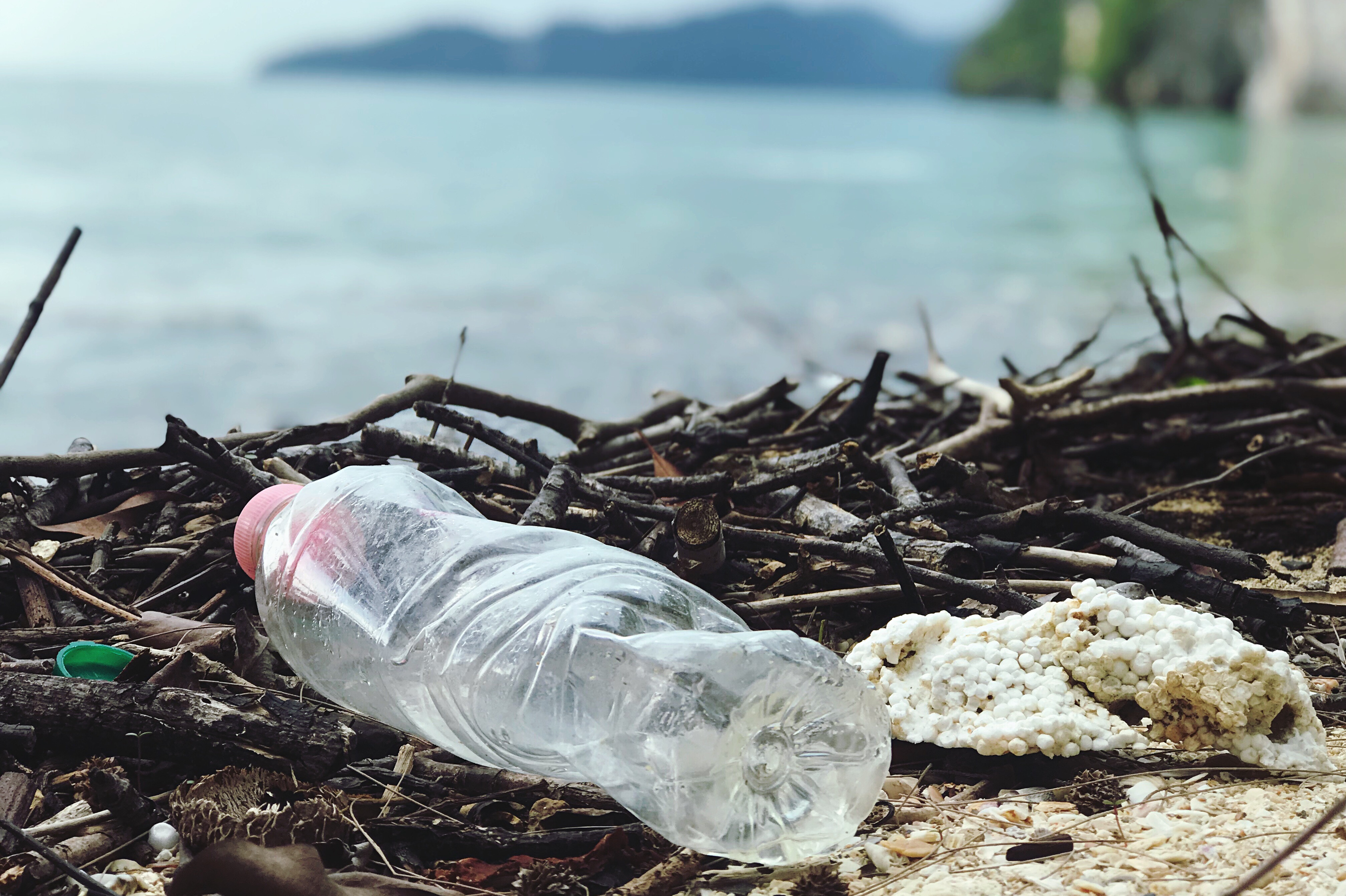 lege plastic fles afval aan strand