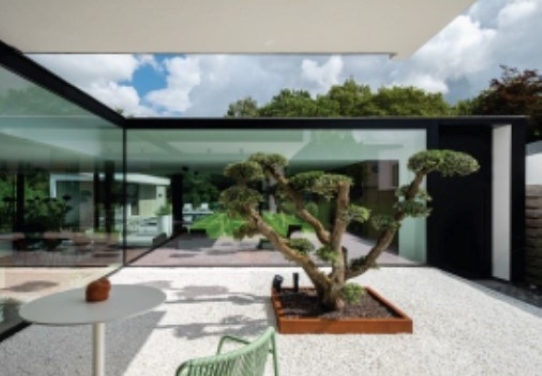 binnenterras grote moderne luxe villa met grote zwarte aluminium ramen met grote glaspartijen