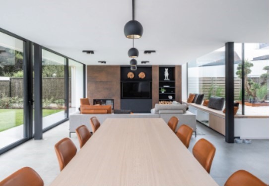 salle à manger ouverte moderne avec de grandes fenêtres et des profilés en aluminium noir