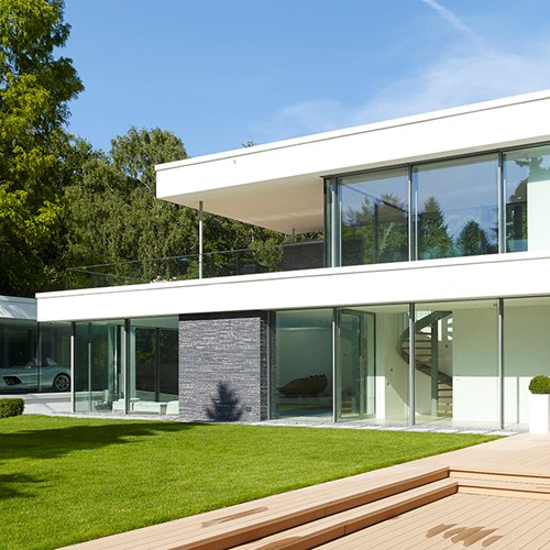 villa moderne avec des grandes baies vitrées avec vue sur le jardin