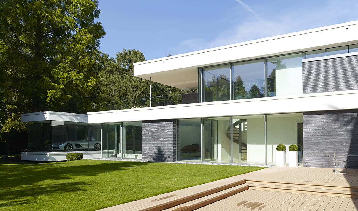 villa moderne avec des grandes baies vitrées avec vue sur le jardin