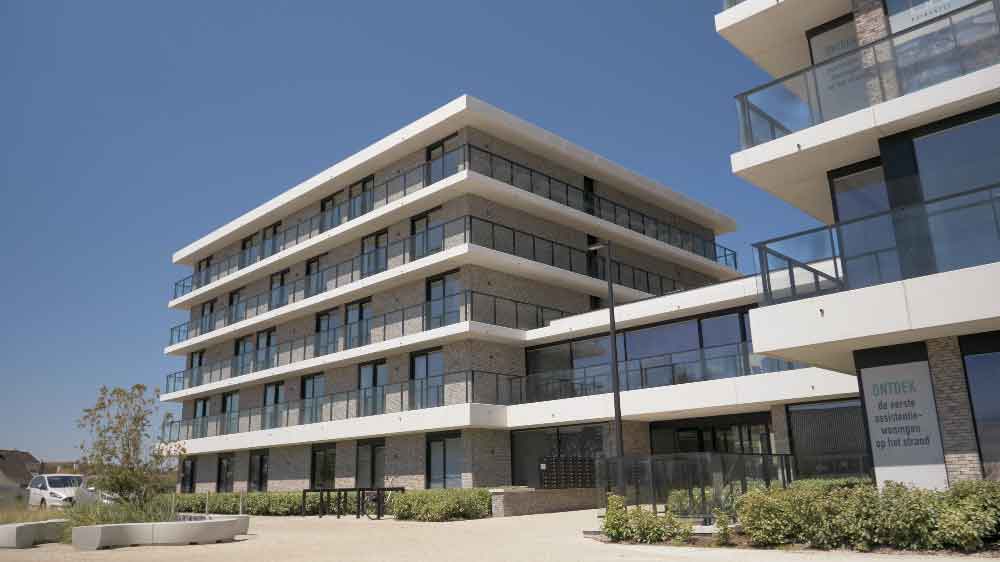 immeuble résidentiel moderne sur la côte avec de grandes fenêtres en aluminium avec de grandes surfaces vitrées