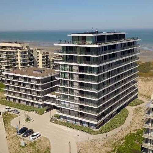modern residentieel gebouw aan de kust met grote aluminium ramen met grote glaspartijen