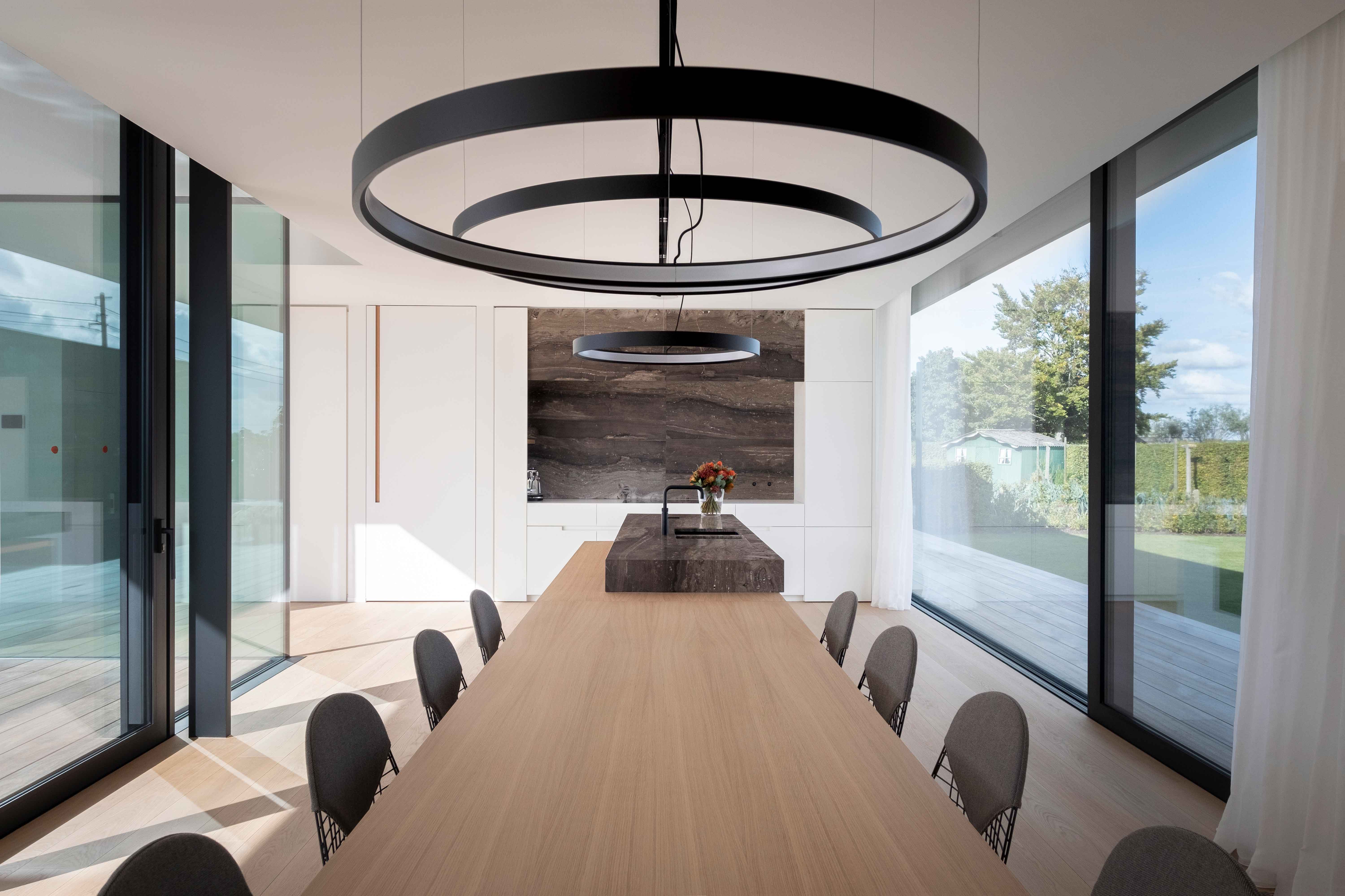 moderne open keuken met grote ramen met zwarte aluminium profielen