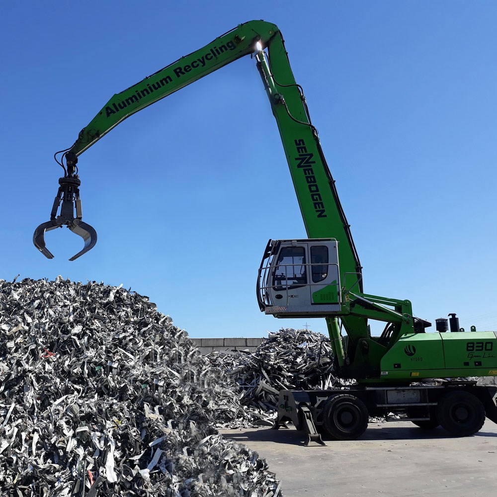 schroot aluminium wordt verzameld door een kraan voor recycling