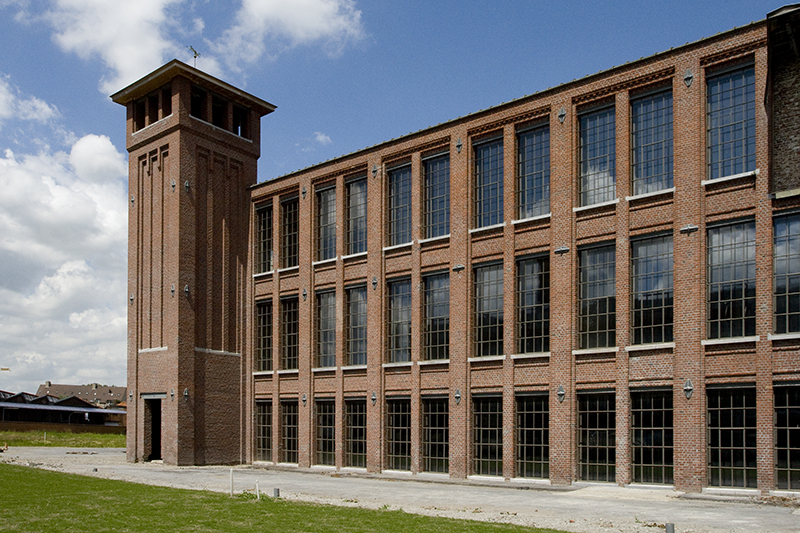 industrieel gebouw met grote ramen met grijze slanke aluminium profielen