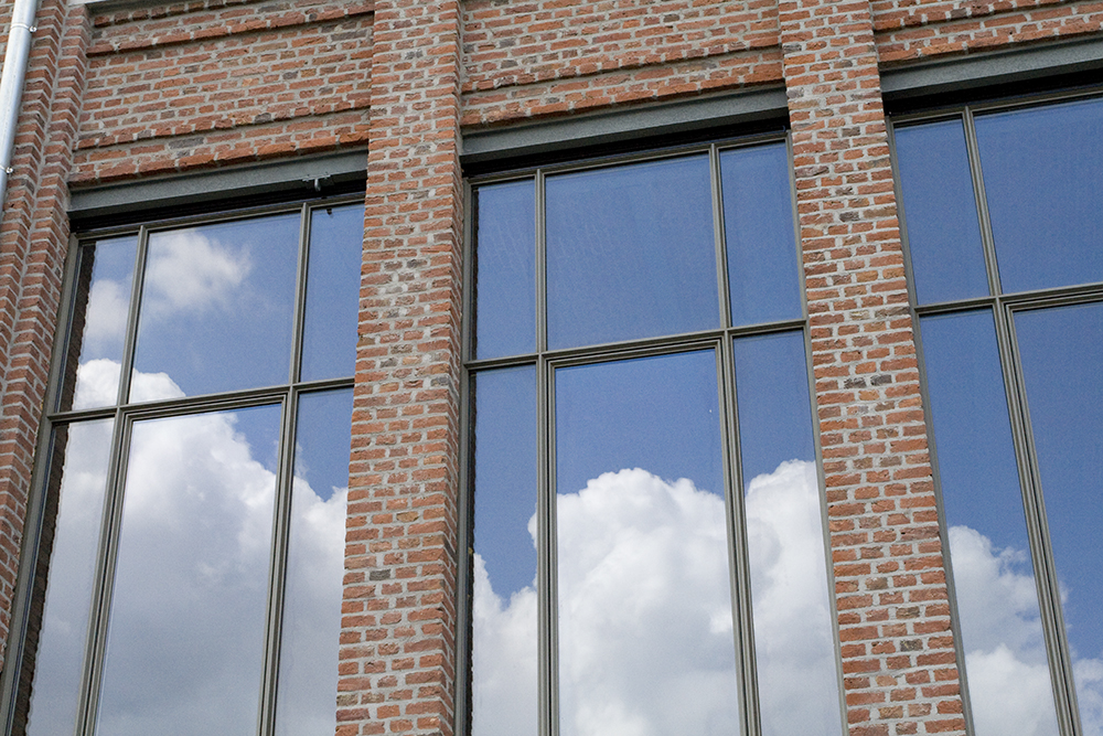 industrieel gebouw met grote ramen met grijze slanke aluminium profielen