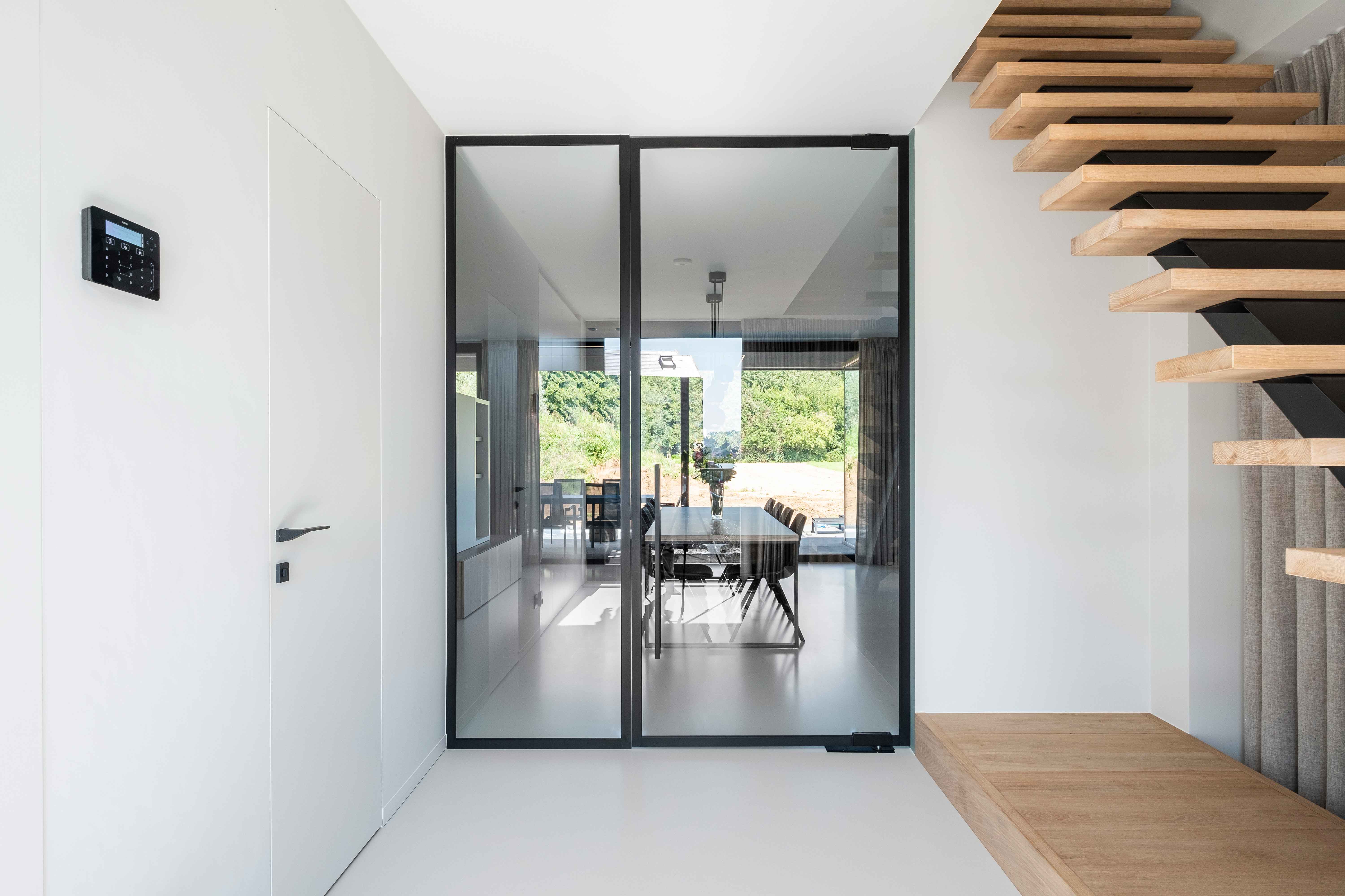 grande porte intérieure en verre moderne avec profilés en aluminium noir