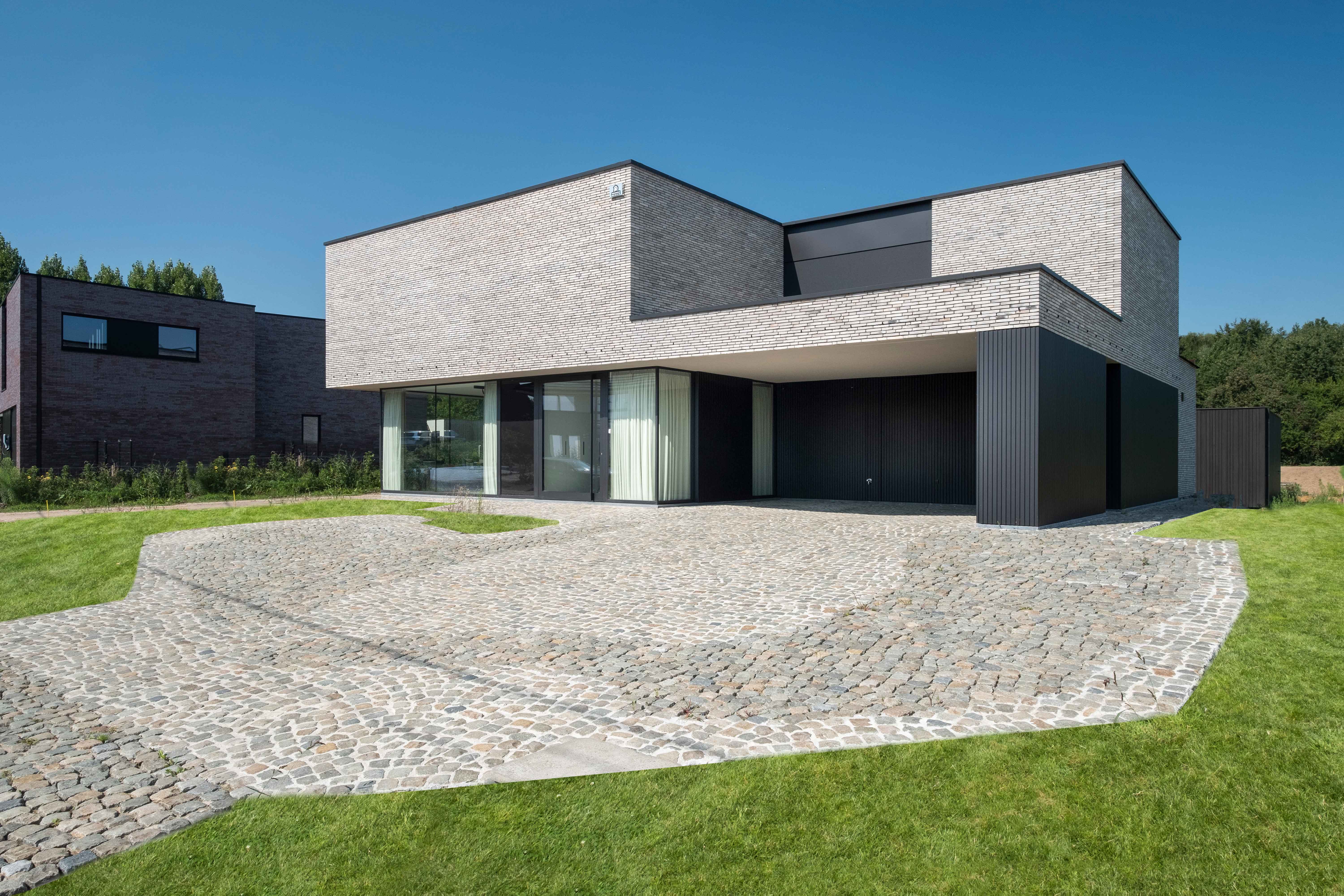 moderne luxe villa met grote zwarte aluminium ramen met grote glaspartijen