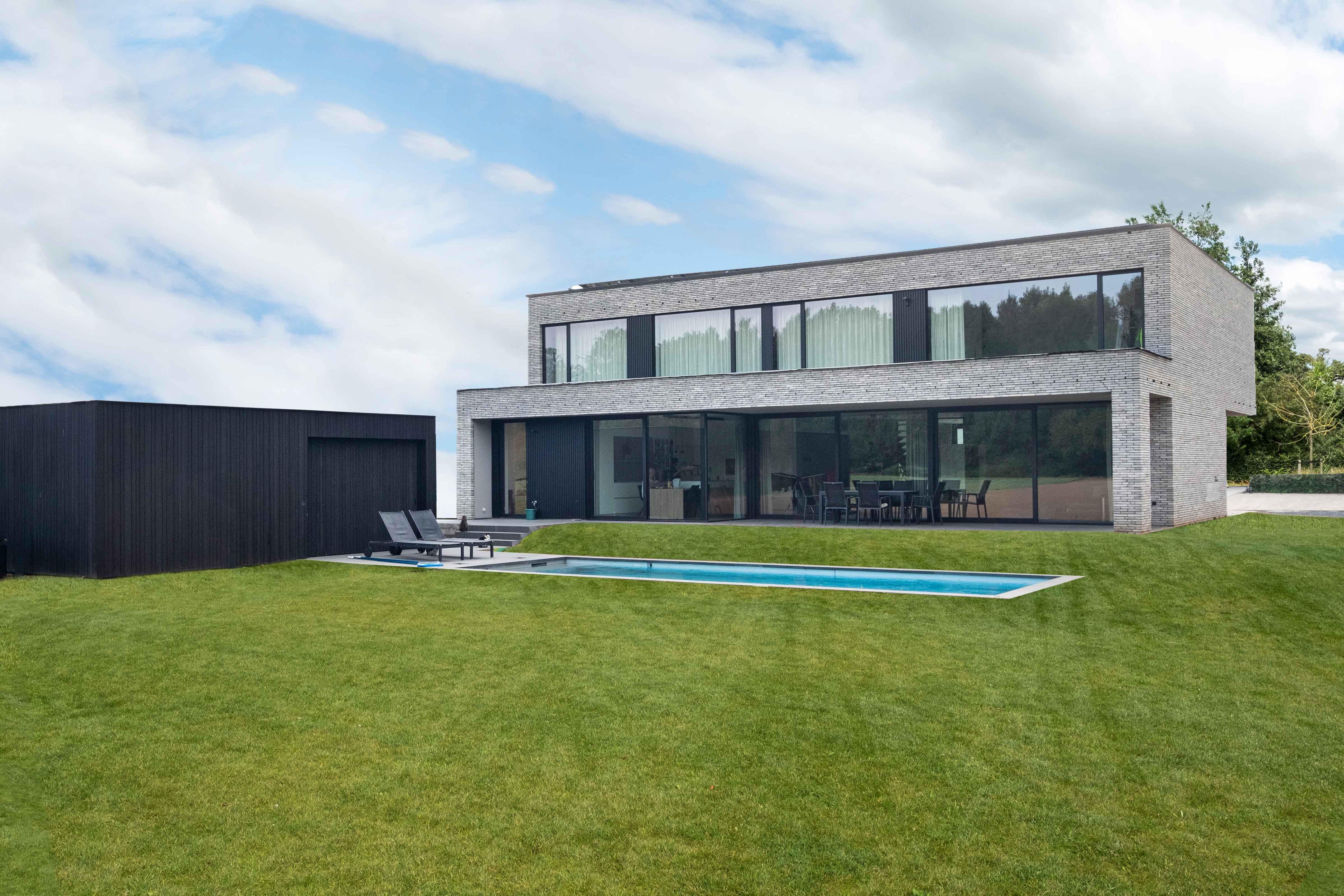 moderne luxe villa met grote zwarte aluminium ramen met grote glaspartijen